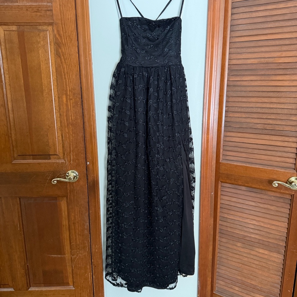 Lulu's Black Floral Lace Maxi Dress. Medium. Worn once